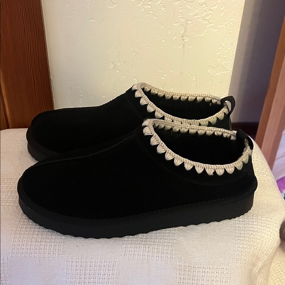 Black Slippers - Picture 4 of 10